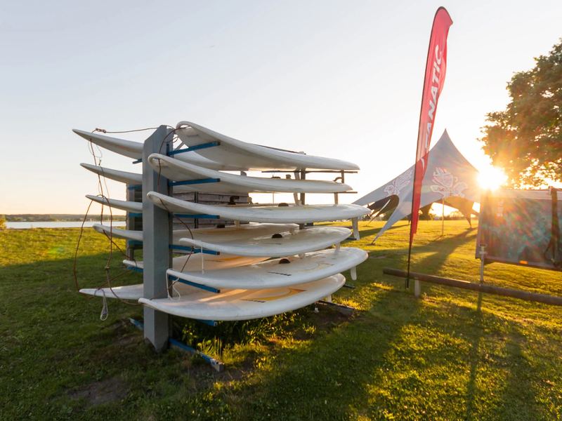 Surfbretter im Gestell am Surfcenter Altmühlsee im Abendlicht