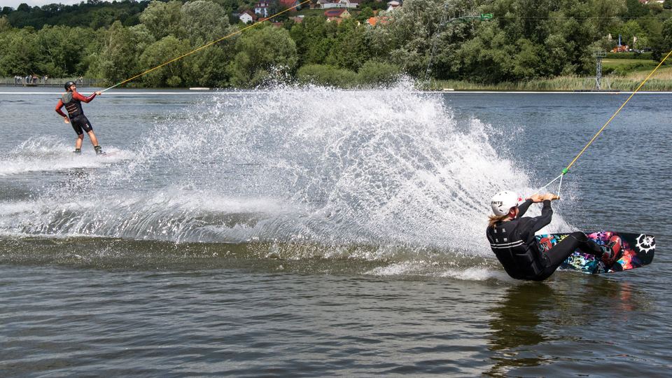 Zwei Wakeboarder ziehen Gischt über den Kleinen Brombachsee