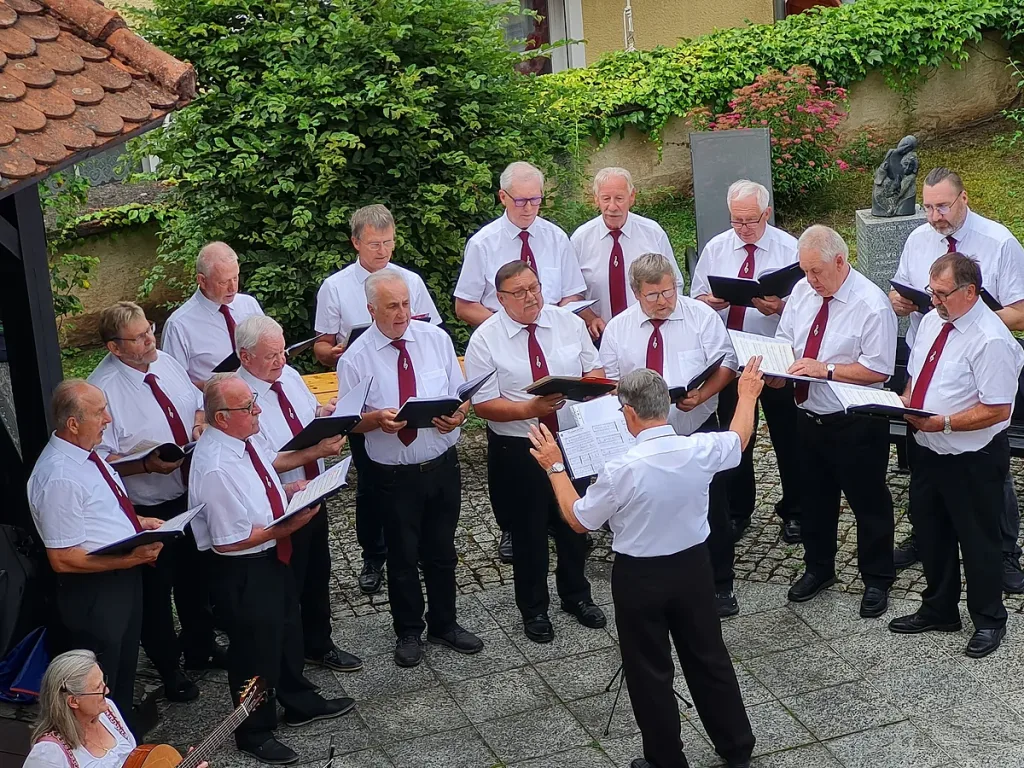 Abendeinstimmung im Schlossgarten heute: „Hört zu wie es klingt, wenn der Männerchor singt!“ (Quelle: Markt Pleinfeld)