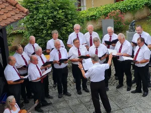 Abendeinstimmung im Schlossgarten heute: „Hört zu wie es klingt, wenn der Männerchor singt!“ (Quelle: Markt Pleinfeld)