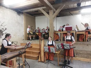 Abendeinstimmung im Schlossgarten heute: „Saitenklag im Schlossgarten – Volksmusik & mehr“ (Quelle: Markt Pleinfeld)