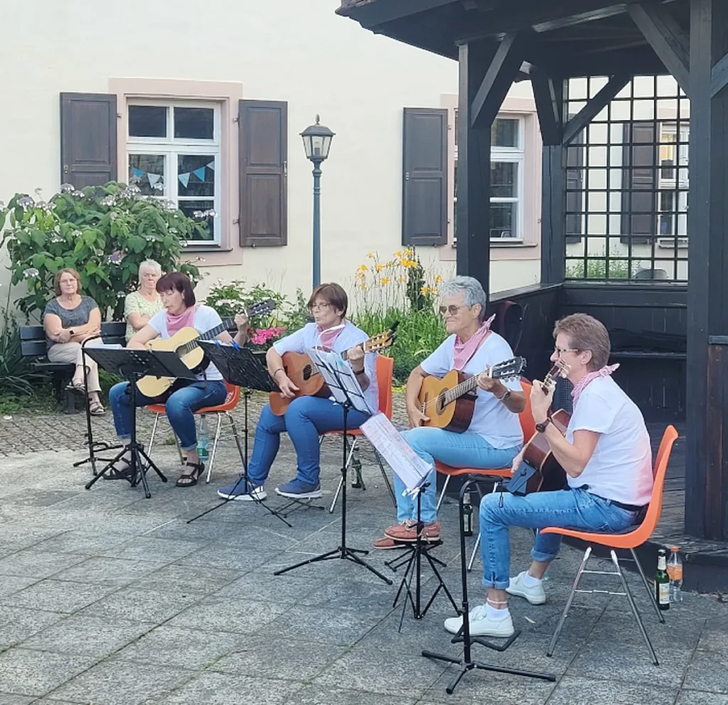 Abendeinstimmung im Schlossgarten heute: „Zsammkratzt“ A little bit of all – von fränkisch bis englisch! (Quelle: Markt Pleinfeld)