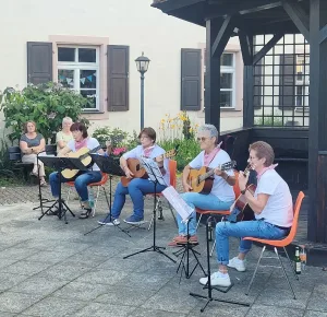 Abendeinstimmung im Schlossgarten heute: „Zsammkratzt“ A little bit of all – von fränkisch bis englisch! (Quelle: Markt Pleinfeld)