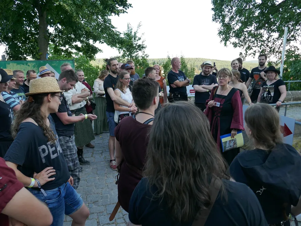 Burgführung und Mittelaltermarkt zum Feuertanzfestival (Quelle: Tourismusverband Fränkisches Seenland)