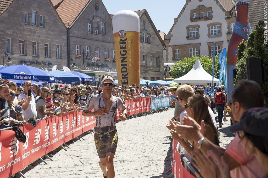 Großes Stimmungsnest der Stadt Roth am Marktplatz – DATEV Challenge Roth (Quelle: Tourismusverband Fränkisches Seenland)