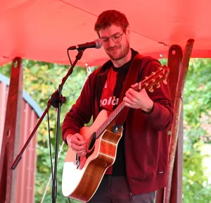 Haustreppenkonzert mit Christoph Wechsler (Quelle: Spalt Tourismus)