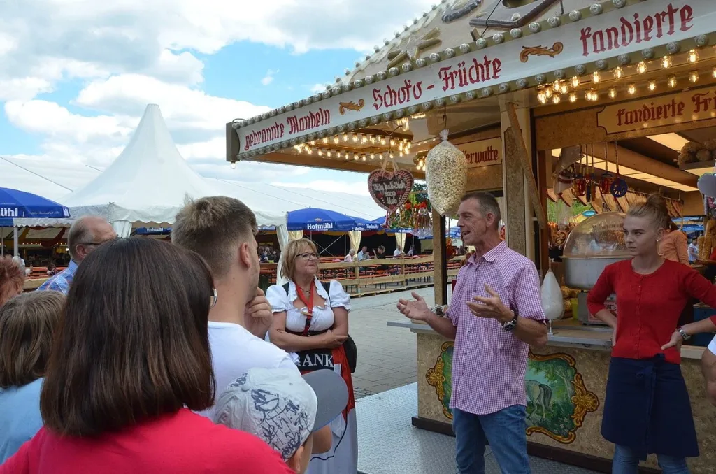 Hinter den Kulissen der Rother Kirchweih (Quelle: Tourismusverband Fränkisches Seenland)