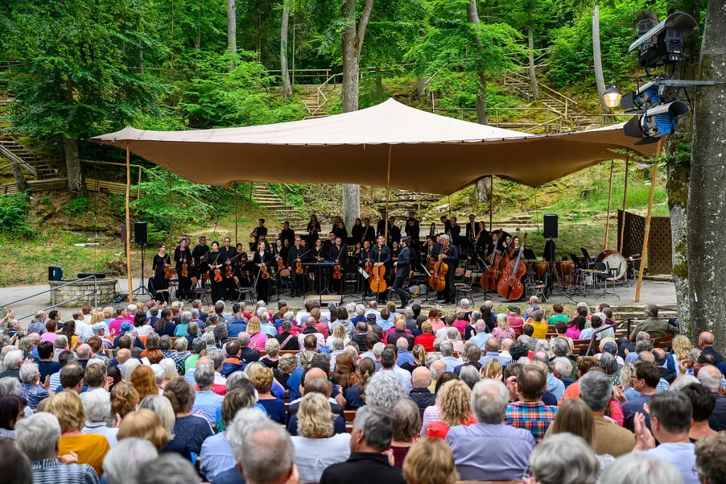 Klassik Open Air – mit den Nürnberger Symphonikern (Quelle: Bergwaldtheater Weißenburg)