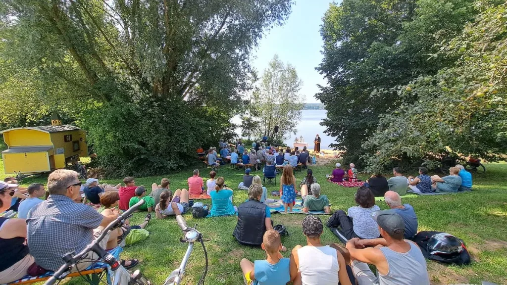 Seegottesdienst mit der Schäferwagenkirche (Quelle: Zweckverband Brombachsee)