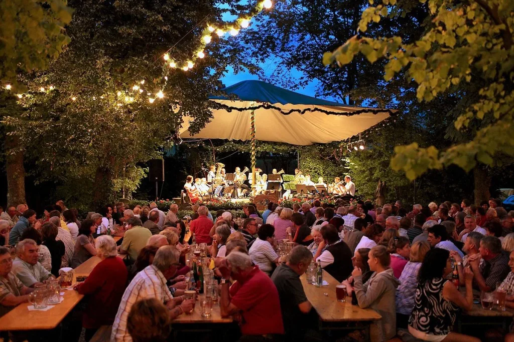 Sommerkonzert mit der Meinheimer Schützenkapelle (Quelle: Tourismusverband Fränkisches Seenland)