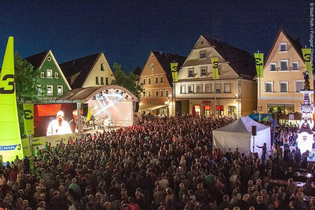 Willkommensparty der Stadt Roth am Marktplatz – DATEV Challenge Roth (Quelle: Tourismusverband Fränkisches Seenland)