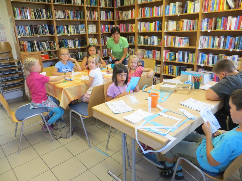 Kinderstunde in der Bücherei (Quelle: Gemeinde Pfofeld)
