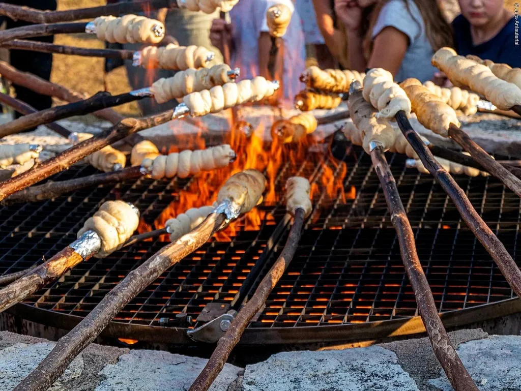 Stockbrotbacken (Quelle: Tourismusverband Fränkisches Seenland)