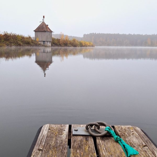 Herbstmorgen am Igelsbachsee mit Steg und Häuschen