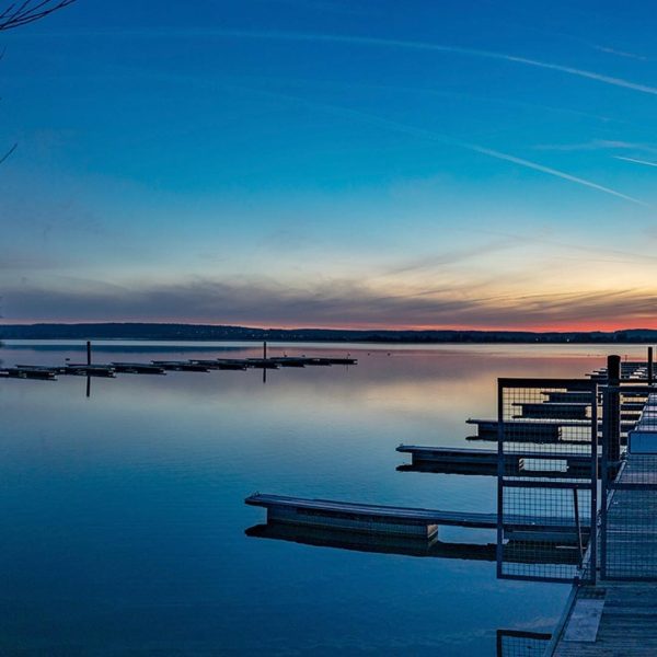 Steg am See in der blauen Stunde