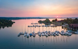 Luftaufnahme eines Segelhafens am Altmühlsee bei Sonnenuntergang.