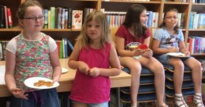 Bücherwürmer in der Gemeindebücherei (Quelle: Gemeinde Pfofeld)