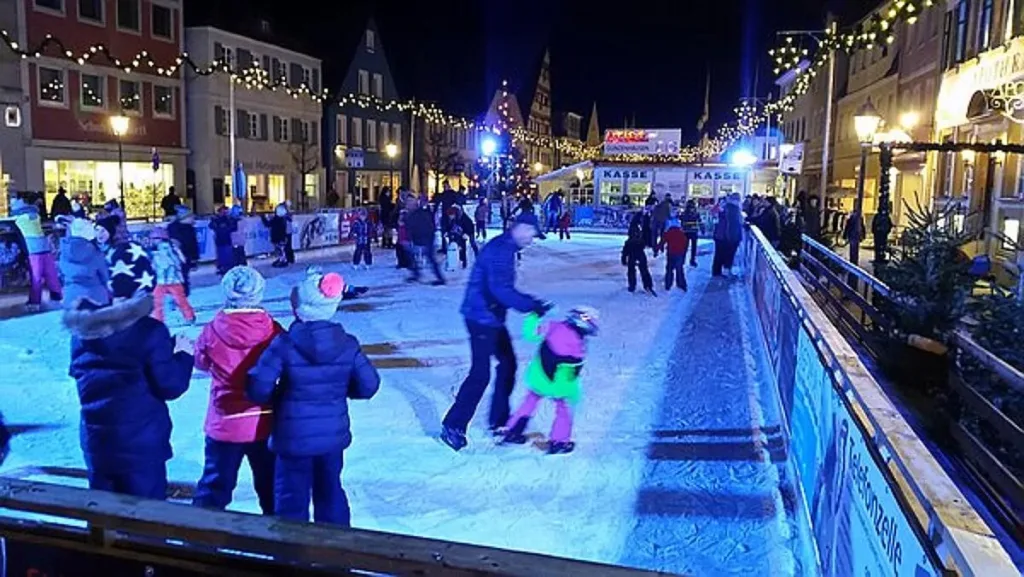 Heiß auf Eis - Die Eisbahn am Marktplatz (Quelle: Tourismusverband Fränkisches Seenland)