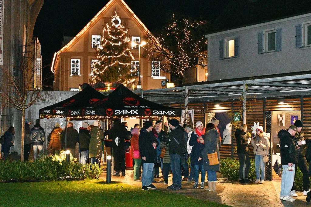 Weihnachtsmarkt auf dem barocken Marktplatz (Quelle: Tourismusverband Fränkisches Seenland)