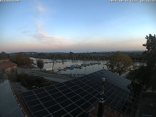 Blick auf den Hafen am Altmühlsee bei Schlungenhof.